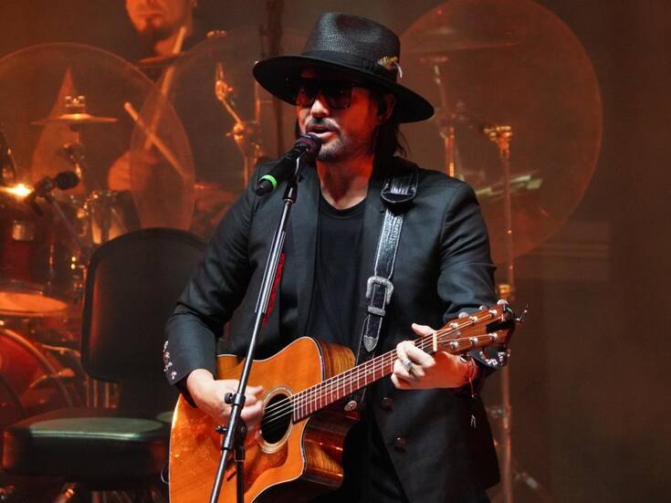 Beto Cuevas cierra su etapa acústica en Tijuana