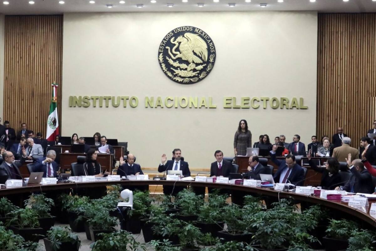 INE busca eliminar seguro de gastos médicos y retiro