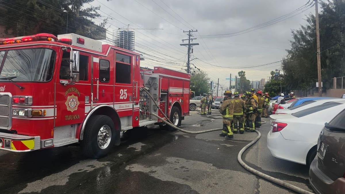 Personal de Bomberos Tijuana acudió a la escena.