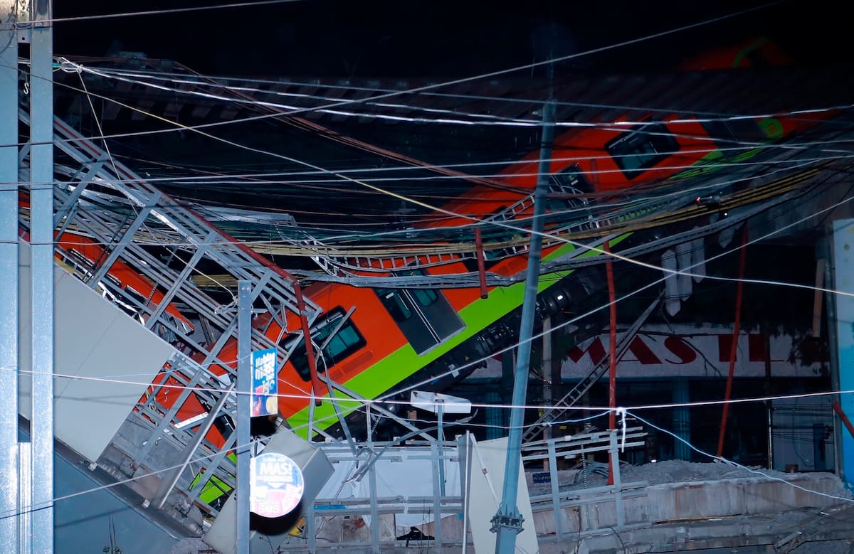 MEX782. CIUDAD DE MÉXXICO (MÉXICO), 04/05/2021.- Vista general del colapso de unos vagones del  metro esta noche, en la Ciudad de México (México). Al menos 15 personas murieron y otras 70 resultaron heridas al desplomarse en la noche de lunes un puente de la vía elevada de la línea 12 del Metro de Ciudad de México entre la estación Olivos y Tezonco sobre el que circulaba un tren con varios vagones. EFE/ Carlos Ramírez