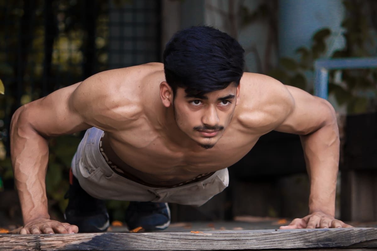 Las flexiones diarias: beneficios, riesgos y cómo hacerlas correctamente