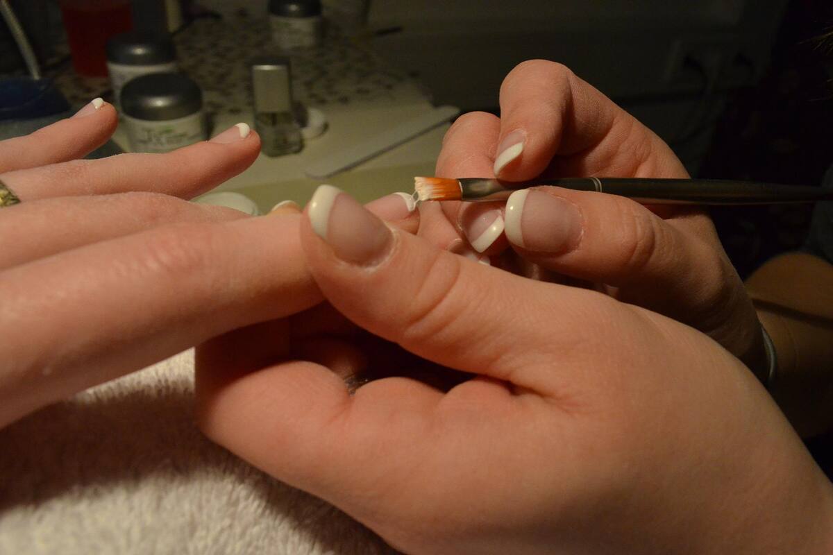 Estos son los riesgos de aplicación de uñas postizas según especialista