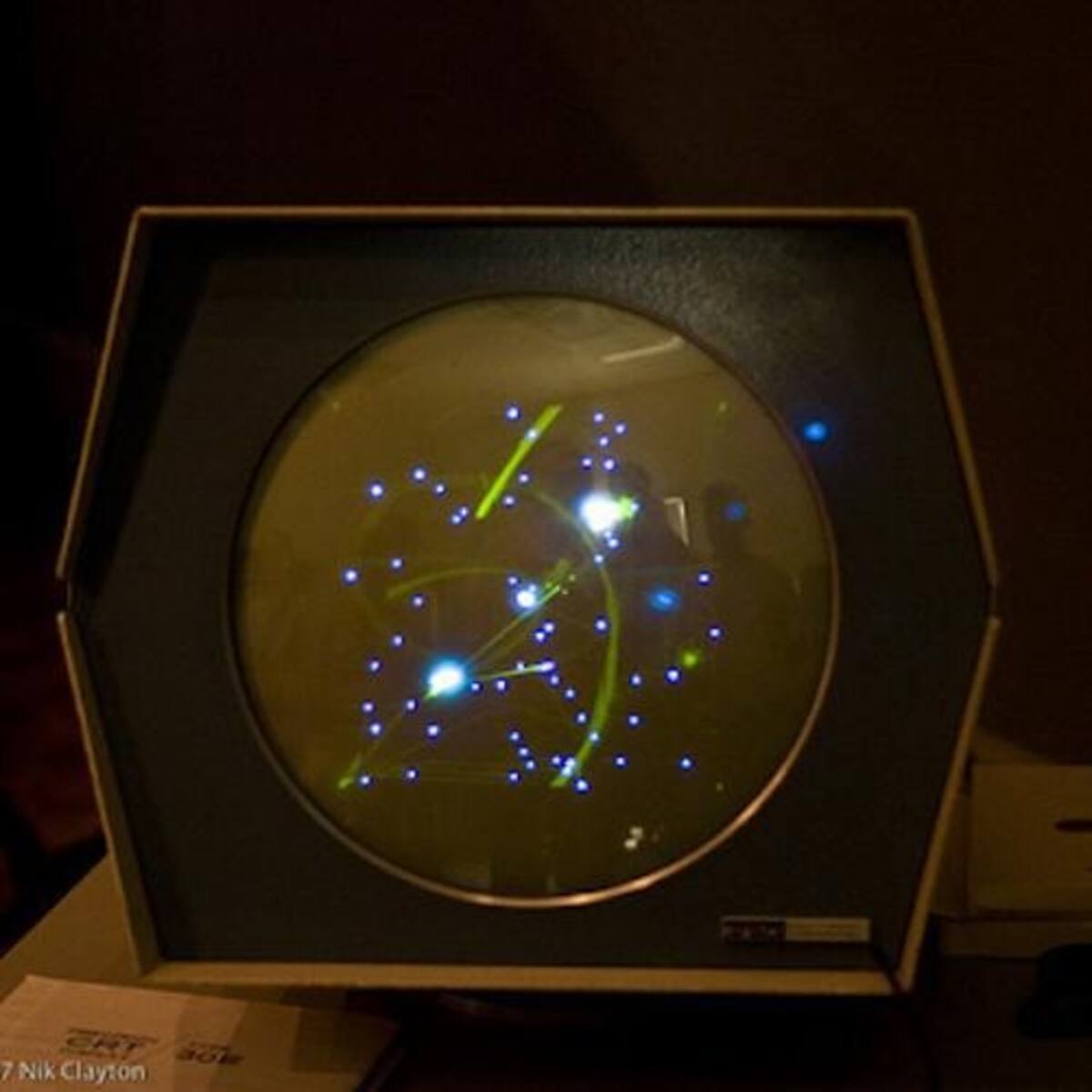 "Spacewar", nacido en 1964, es considerado uno de los primeros juegos interactivos de computadora. Pionero en el entretenimiento digital, permitió partidas dobles donde los jugadores controlaban naves espaciales en una lucha por la supervivencia evitando la atracción gravitatoria de una estrella. Este juego sentó las bases para futuros desarrollos en el mundo de los videojuegos.