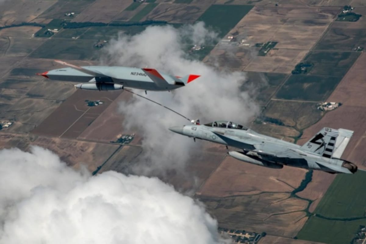 Boeing logra repostar a un caza en pleno vuelo con un dron autónomo