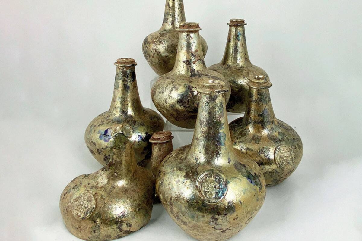 Hallan inusuales botellas doradas de vino de más de 300 años, podrían valer 30 mil dólares