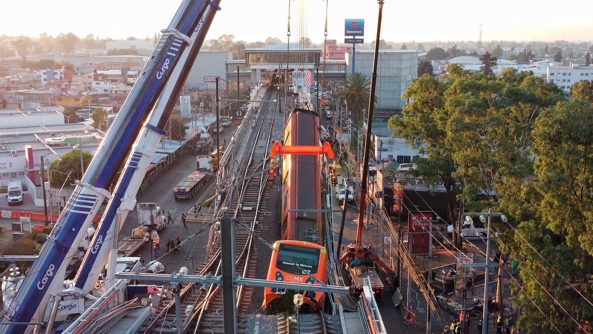 MEX860. CIUDAD DE MÉXICO (MÉXICO), 04/05/2021.- Vista aérea realizada con un drone que muestra el colapso de los vagones del metro, hoy en la Ciudad de México (México). Al menos 23 personas murieron y otras 79 resultaron heridas al desplomarse en la noche de lunes un puente de la vía elevada de la línea 12 del Metro de Ciudad de México entre la estación Olivos y Tezonco sobre el que circulaba un tren con varios vagones. EFE/Sáshenka Gutiérrez