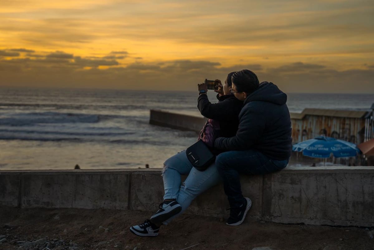 Decenas de personas caminaron por la orilla, disfrutaron el atardecer y presenciaron incluso el paso del cohete Falcon 9 al caer la noche. Foto: Border Zoom