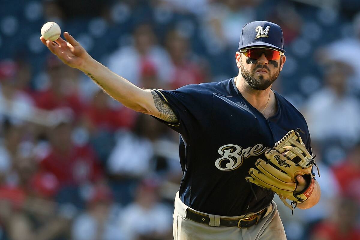 Mike Moustakas firma por cuatro años con Rojos de Cincinnati