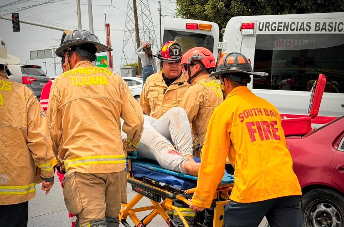 Tres paramédicos de Cruz Roja y una mujer resultaron lesionados tras el choque entre una ambulancia y un vehículo particular en la colonia El Florido.
Fotos: Border Zoom.