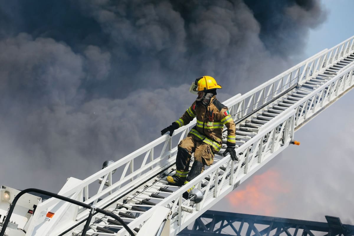 Unidad de Protección Civil Nuevo León atiende el reporte de incendio.