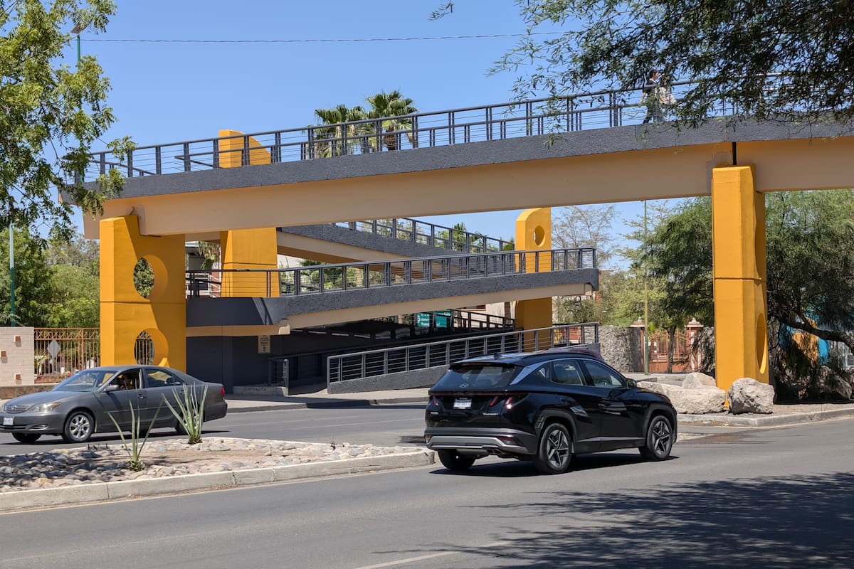 Cruce por puente peatonal de la Unison, inseguro y difícil para estudiantes