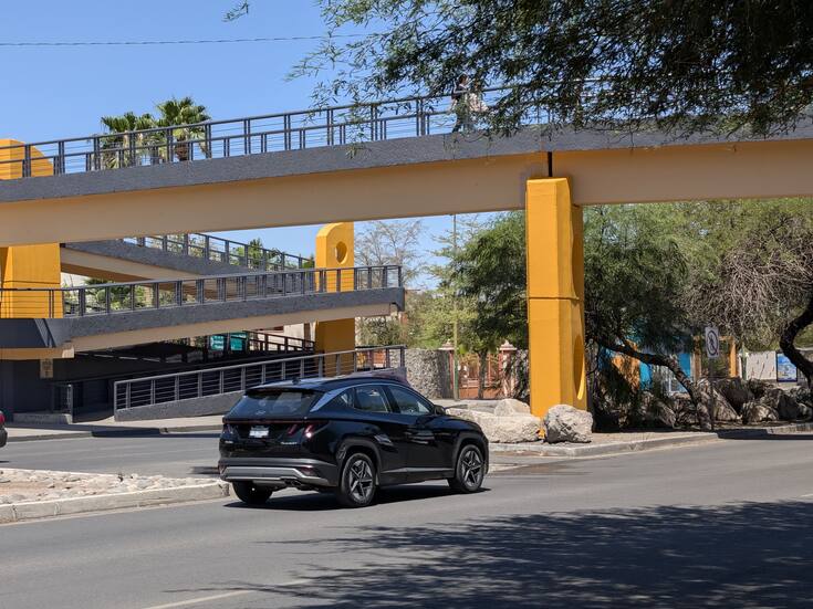 Joven universitario resulta lesionado tras ser atropellado por una camioneta cerca del puente peatonal de la Unison