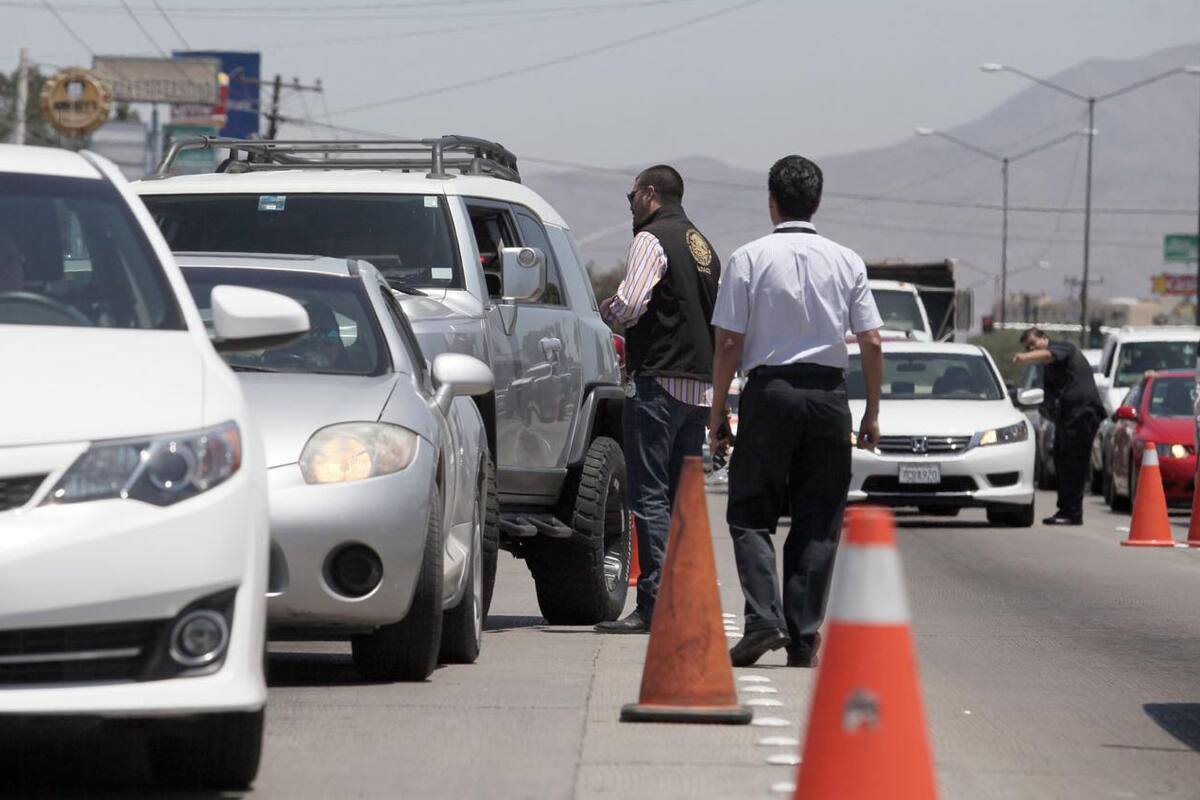 Comercio informal afecta a vendedores de autos en Tijuana