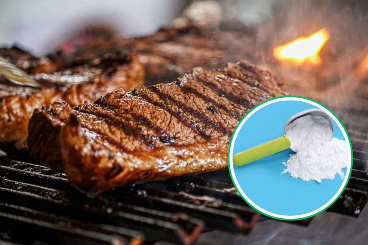 Para qué sirve poner bicarbonato al fuego de la carnita asada: el truco casero que reduce el humo, controla la grasa y mejora la cocción de la carne
