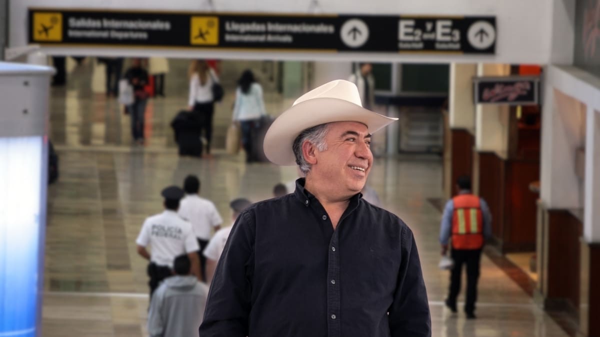 Captan a Enrique Inzunza en el AICM rumbo a Culiacán mientras mantiene abierta una investigación de la FGR y prepara su regreso presencial al Senado