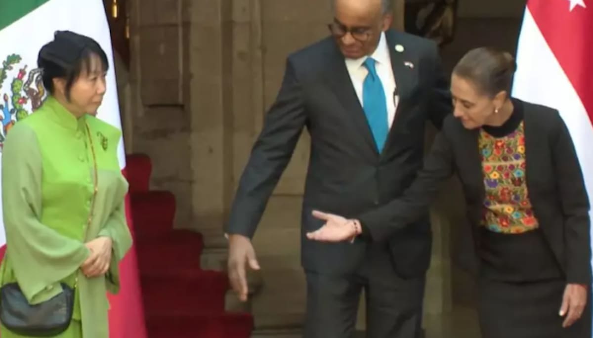 Desde el inicio del recorrido, Sheinbaum notó que la esposa del mandatario asiático caminaba varios pasos detrás de ambos presidentes.