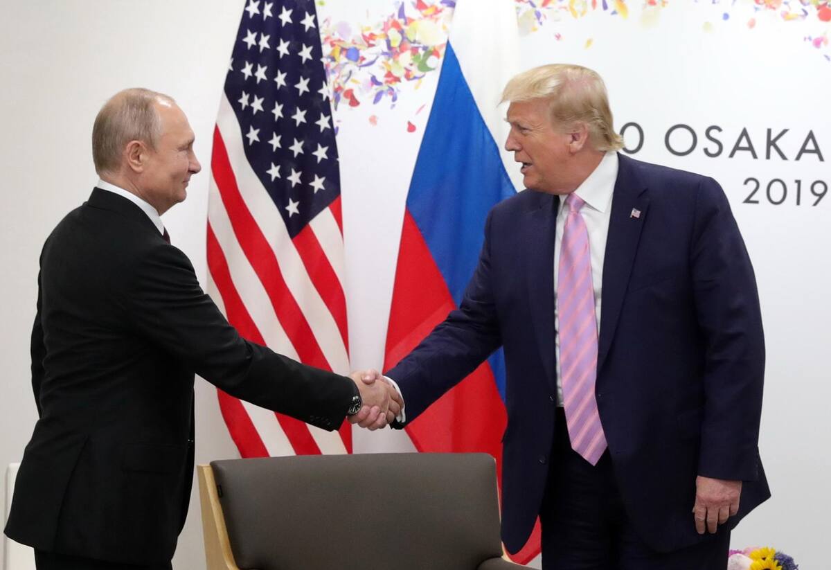 Donald Trump y Vladimir Putin, presidentes de EU y Rusia, respectivamente, saludándose en una reunión internacional. | AP