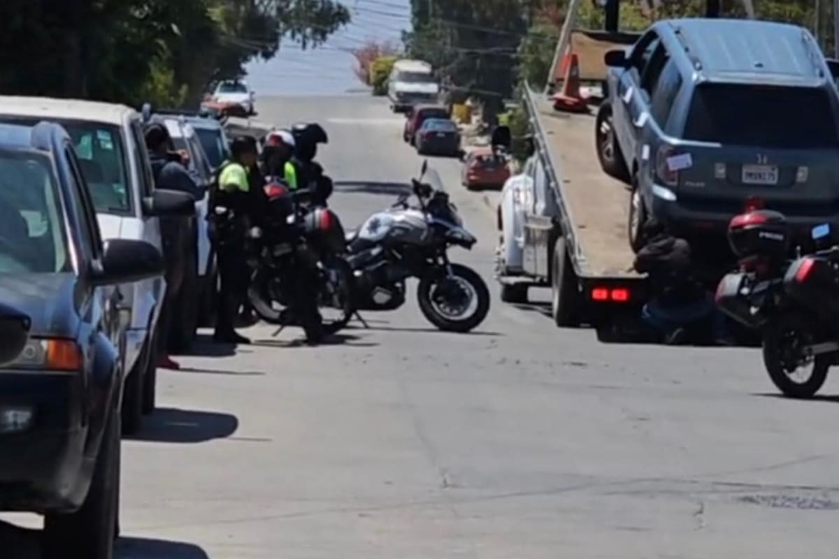 Detienen a cuatro hombres por agredir a policías