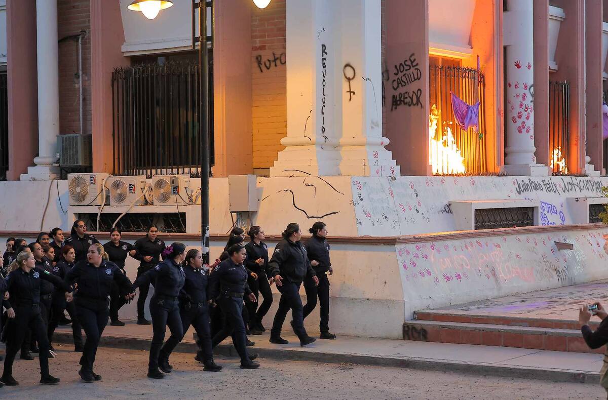 Marcha 8M en Hermosillo: Mujeres policías resguardan el edificio del Poder Judicial del Estado. | Crédito: Eleazar Escobar