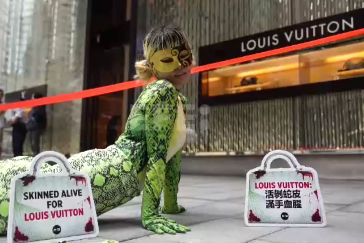 Protesta activista de PETA disfrazada de pitón frente a tienda Louis Vuitton en Hong Kong