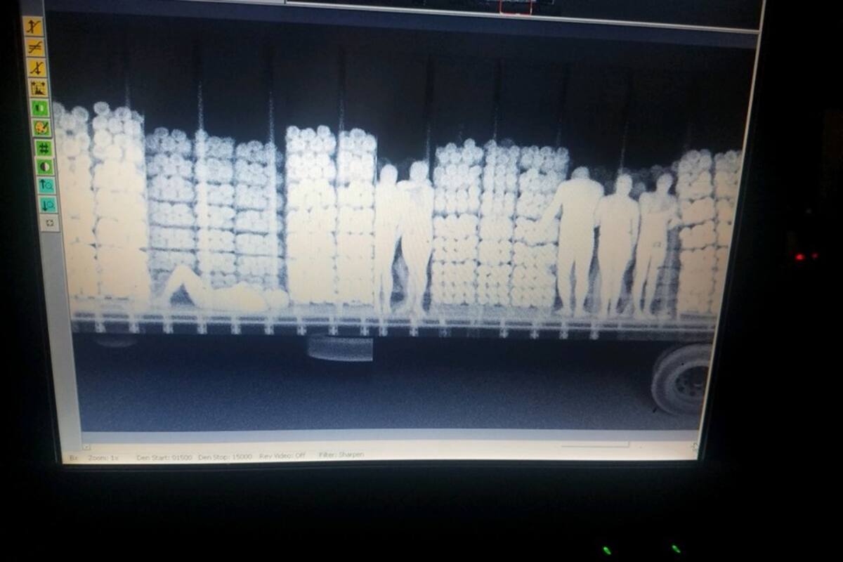 Encuentran a 33 migrantes en caja de tráiler