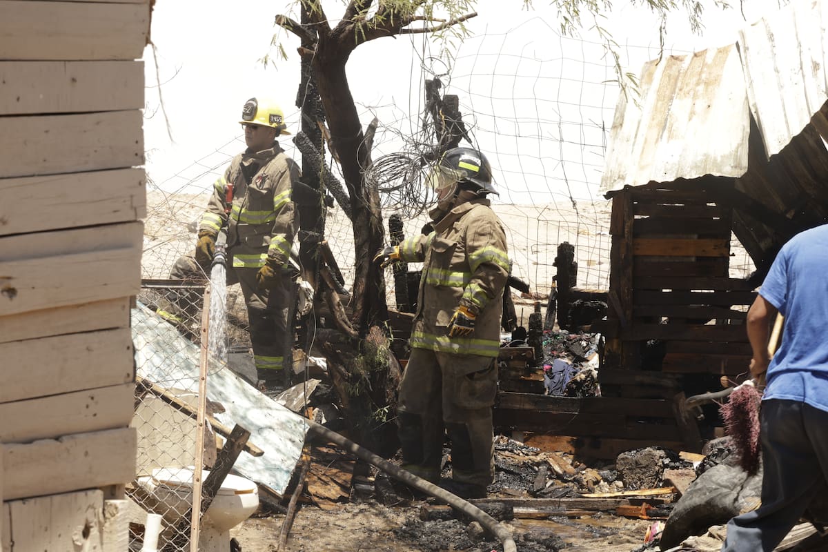 Familia pierde su casa en incendio; bomberos de Hermosillo señalan posible conexión eléctrica irregular como la causa