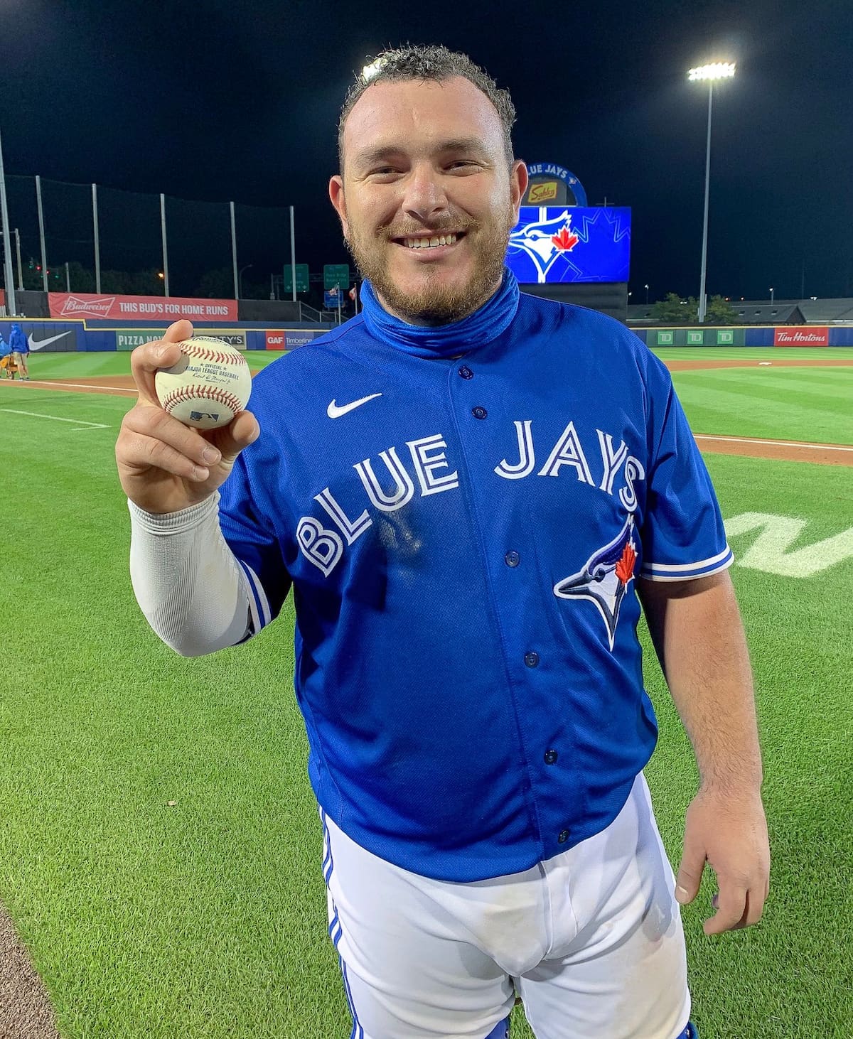 Alejandro Kirk muestra la pelota de su primer hit en las Grandes Ligas. (Foto: Archivo GH)