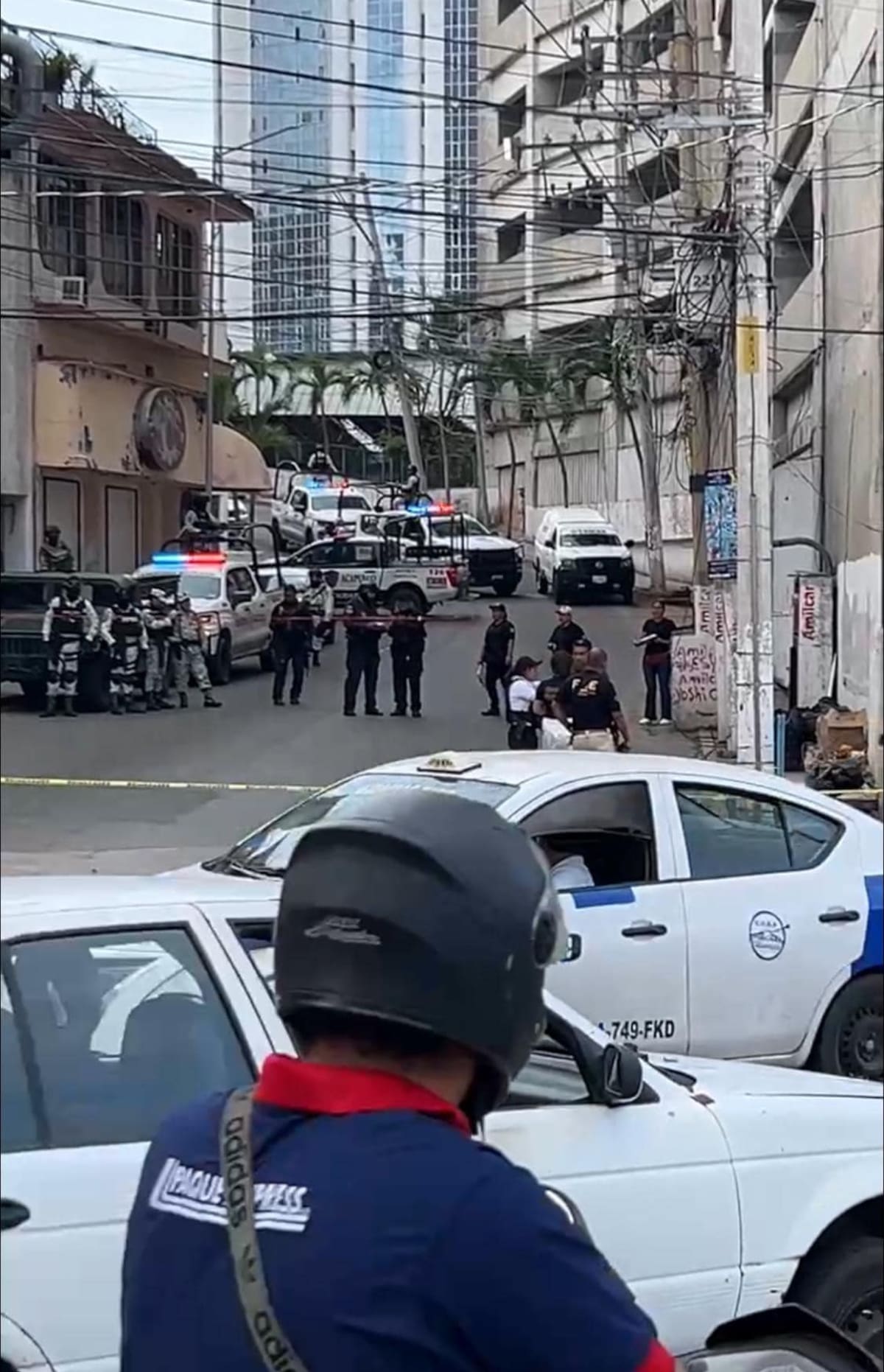 La cabeza de un hombre decapitado fue localizada en unas palapas ubicadas en Costera Vieja casi esquina con Farallón, en Acapulco, Guerrero. Foto: NotiGro-Noticias en Facebook