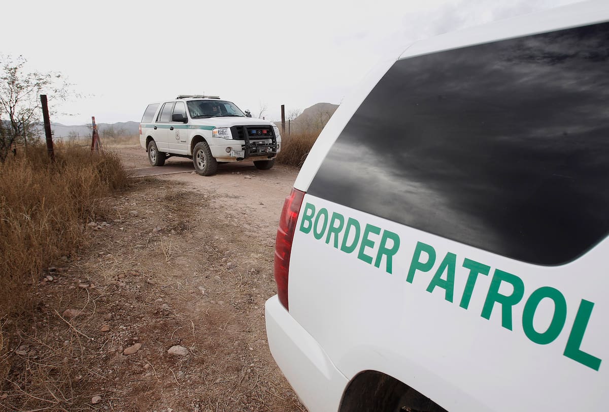 Agentes de la Patrulla Fronteriza detuvieron en el condado de San Diego a dos hombres requeridos por autoridades mexicanas por delitos graves; uno de ellos contaba con una notificación roja de Interpol. Foto: Archivo