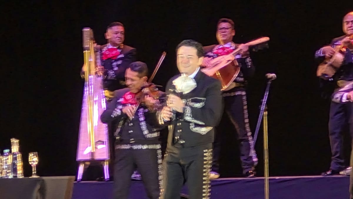 Público de Guanajuato se le entrega al sonorense Arturo Chacón en homenaje a José Alfredo Jiménez