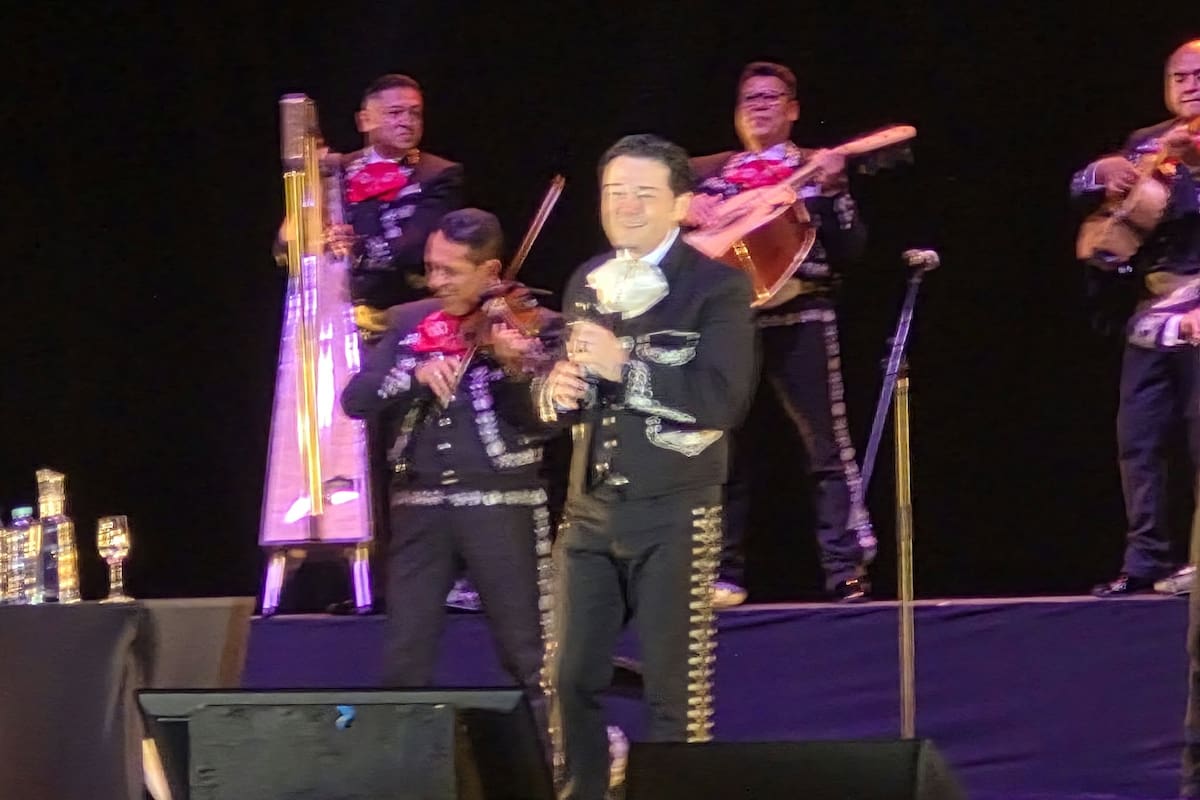 Público de Guanajuato se le entrega al sonorense Arturo Chacón en homenaje a José Alfredo Jiménez
