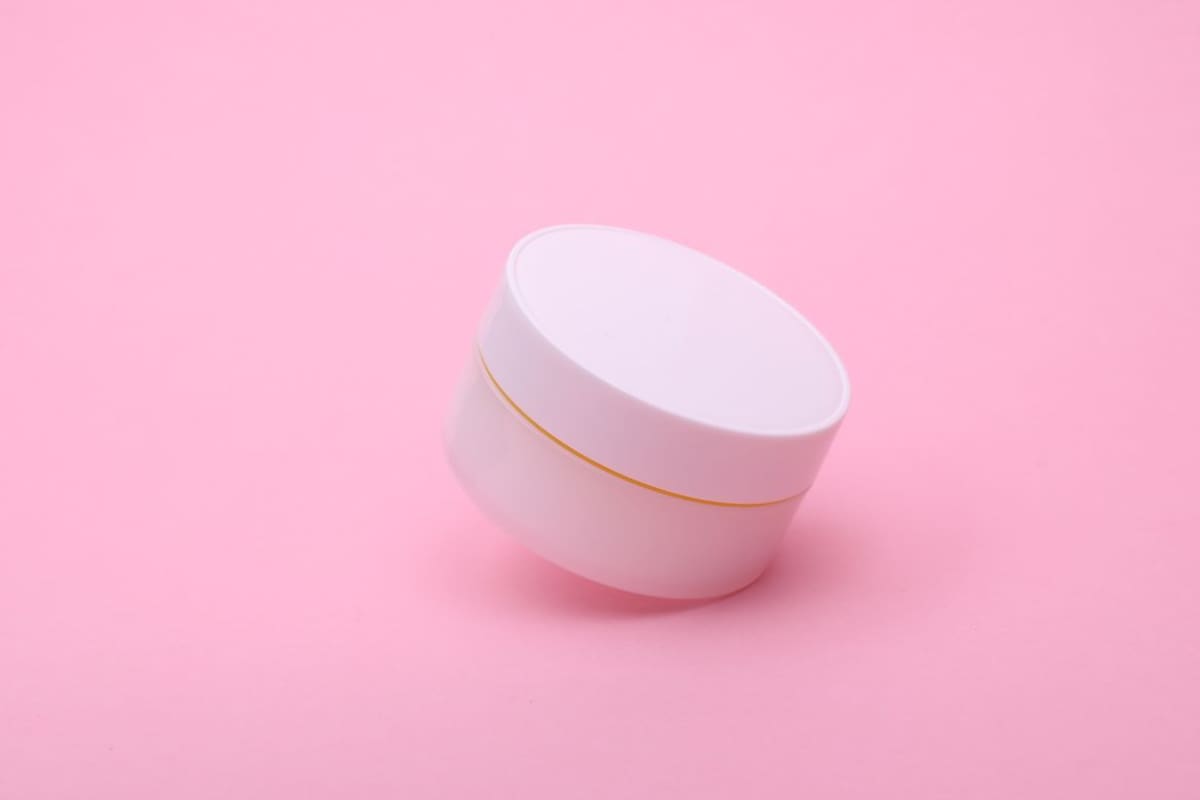 No deseches los envases de crema usados, conoce 2 formas prácticas de reutilizarlos en casa para organizar objetos personales y reducir residuos