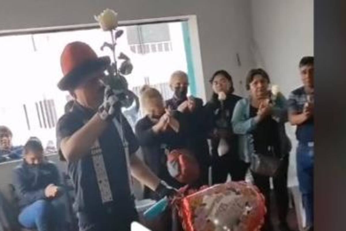 Se viste de payasito para el funeral de su mamá