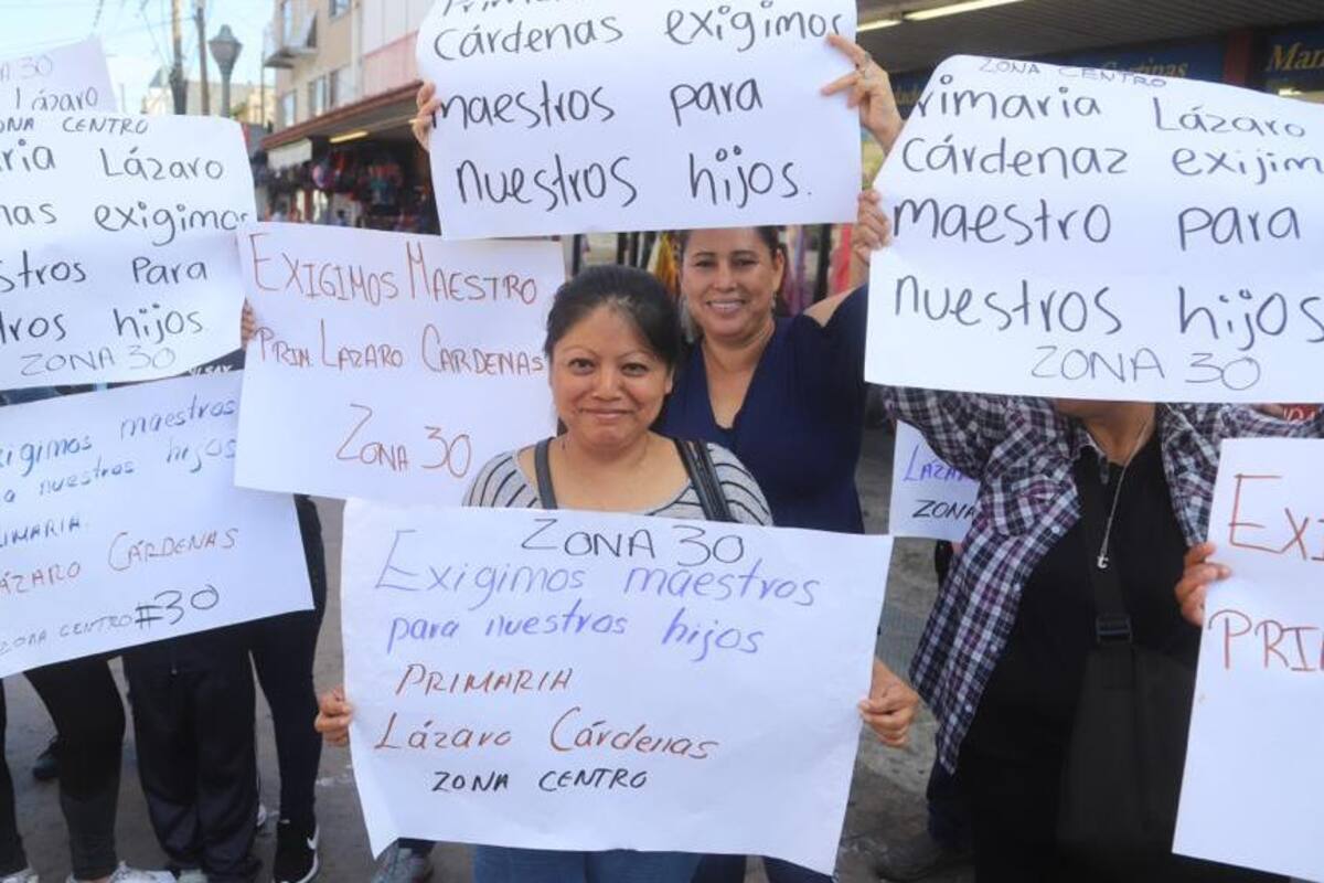 Padres de familia bloquean calle Segunda