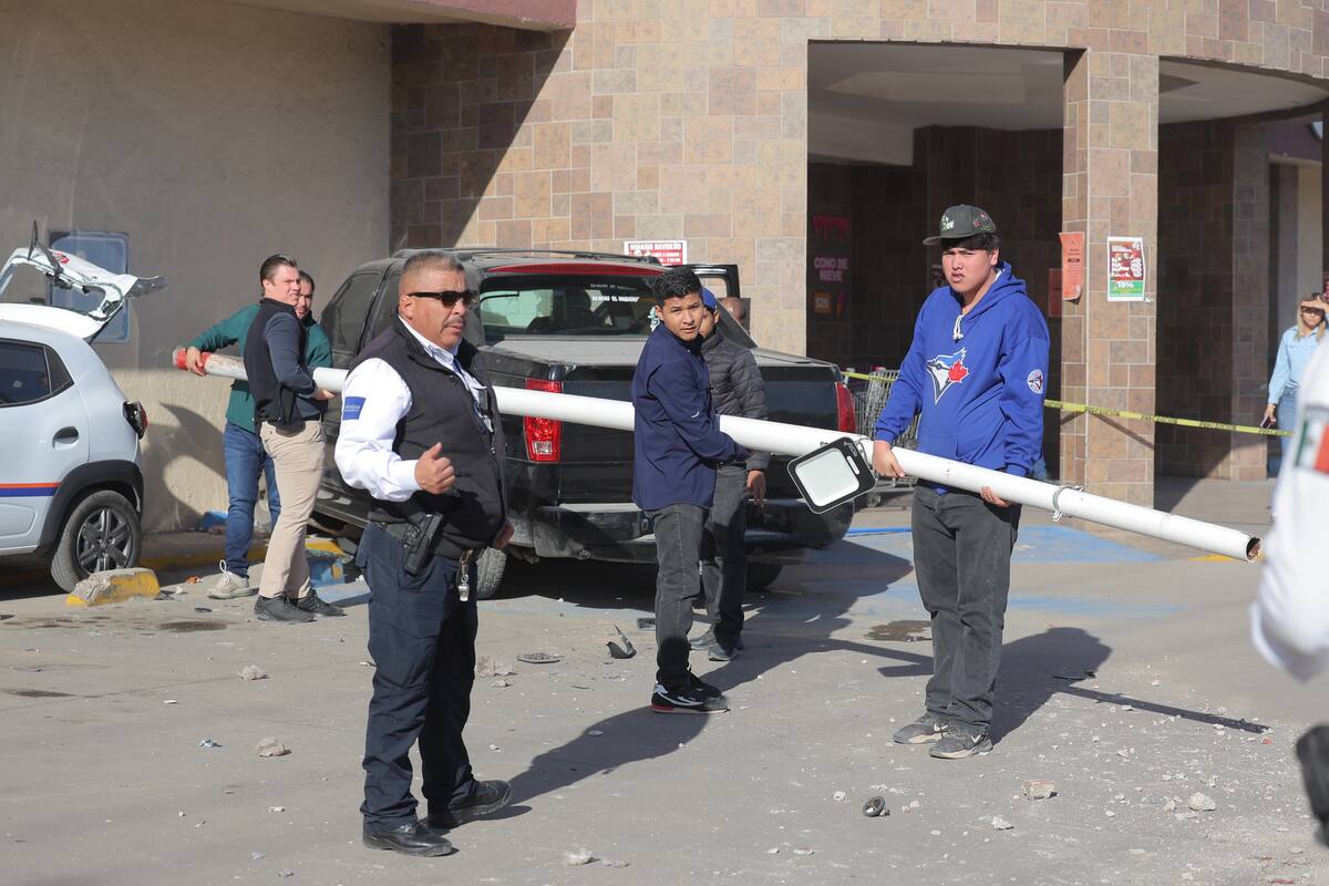 Dos personas resultaron lesionadas cuando el conductor de un vehículo pickup color negro, perdió el control y se introdujo al estacionamiento de un centro comercial.