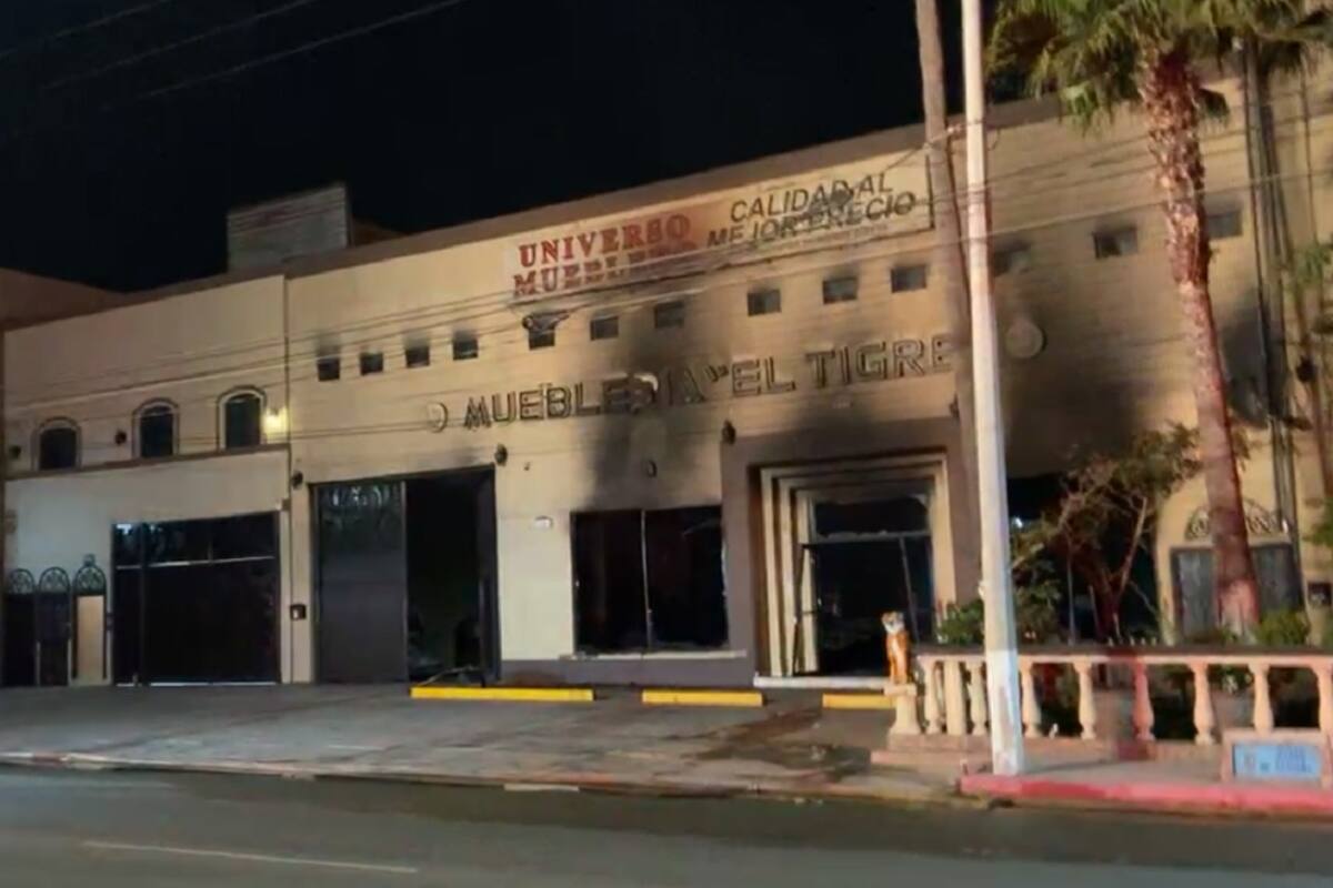 Incendio consume mueblería en Playas de Tijuana