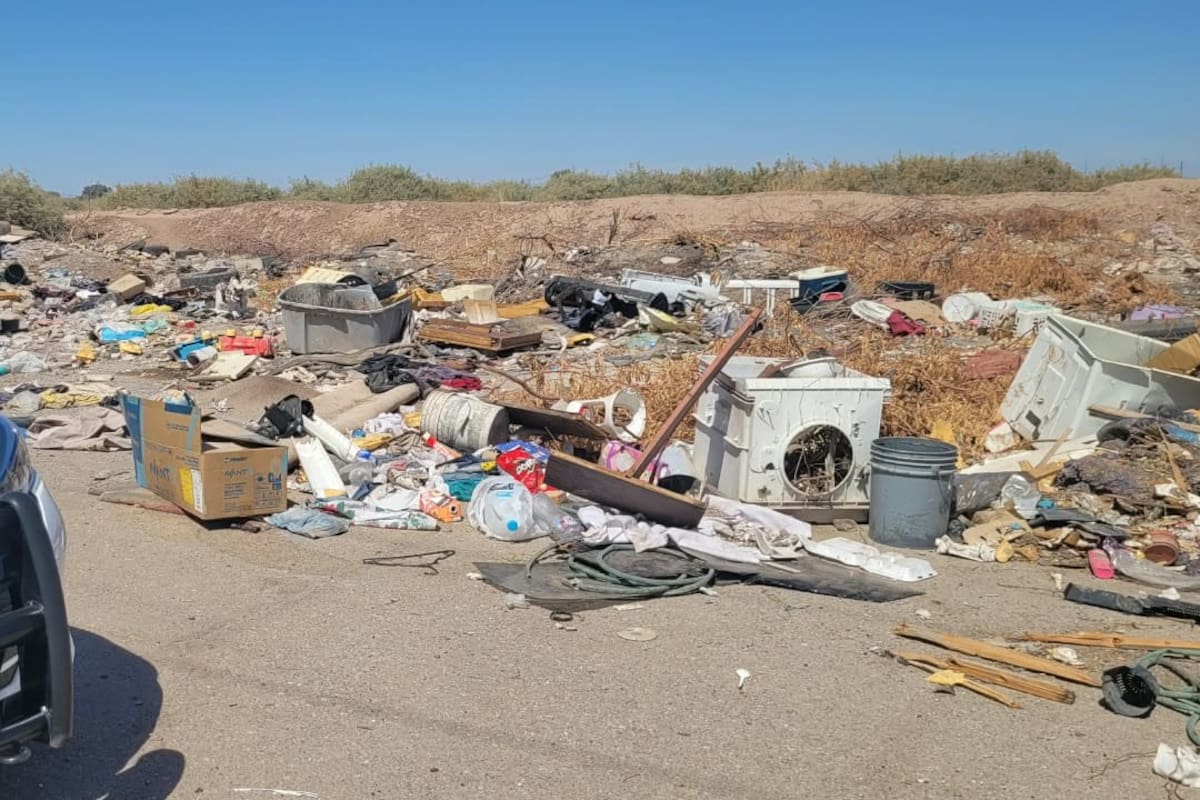 “Lo cachan” tirando basura en la vía pública y es detenido