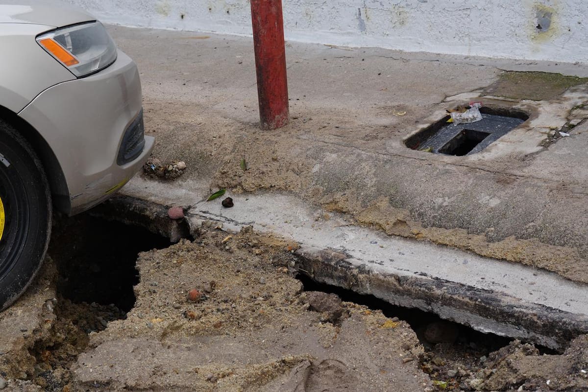 El hundimiento se ubica cerca de una medidor de agua y poco a poco se está haciendo profundo. Foto: Roberto Delgado