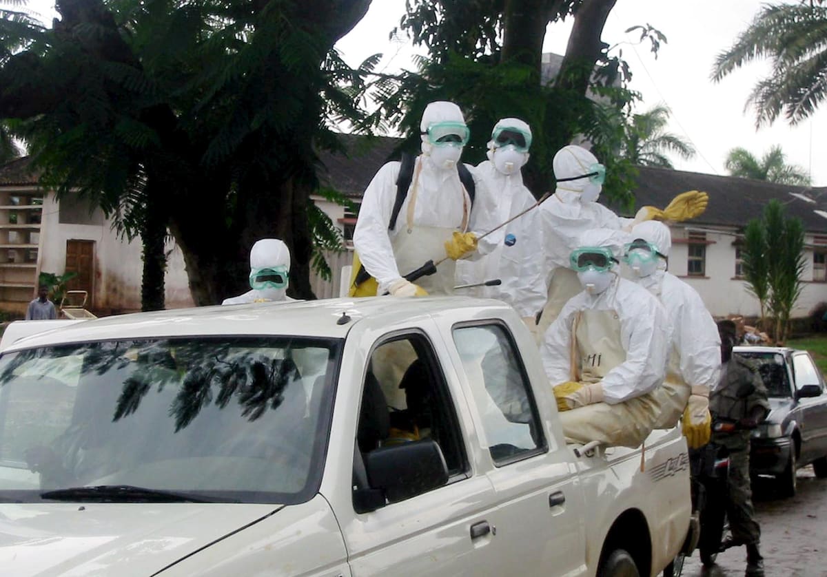 UIG01 UIGE (ANGOLA) 15.04.2005: Funcionarios del servicio de Sandidad angoleses se preparan para desinfectar una zona tras la retirada de cadáveres que han sido víctimas del virus de Marburg, en el hospital provincial de Uige, al nort de Angola, viernes 15 de abril. Según un experto de la Organización Mundial de la Salud, el brote del virus de Marburg en Angola no esta controlado, y existen "problemas masivos" para mobilizar a la población angoleña para aplacar el virus, similar al virus de Ebola, en la ciudad de Uige, al norte del país. EFE/Francisco Fontes