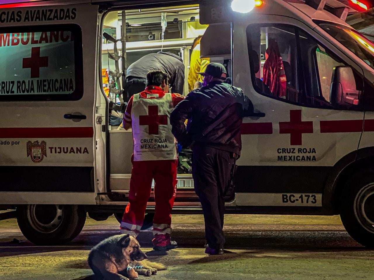 Un joven de unos 25 años fue trasladado a un hospital luego de ser atacado a balazos en la colonia Montes Olímpicos, cerca del Libramiento Sur y la estación 7 de Bomberos. Foto: Leonardo González