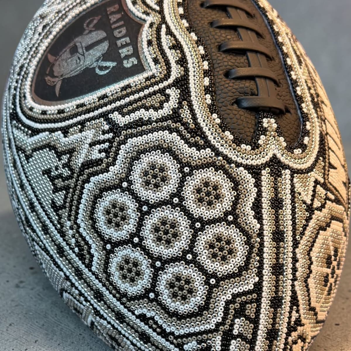 Balón de los Raiders relizado con arte Wixárika (Foto: @artesadeliamx)