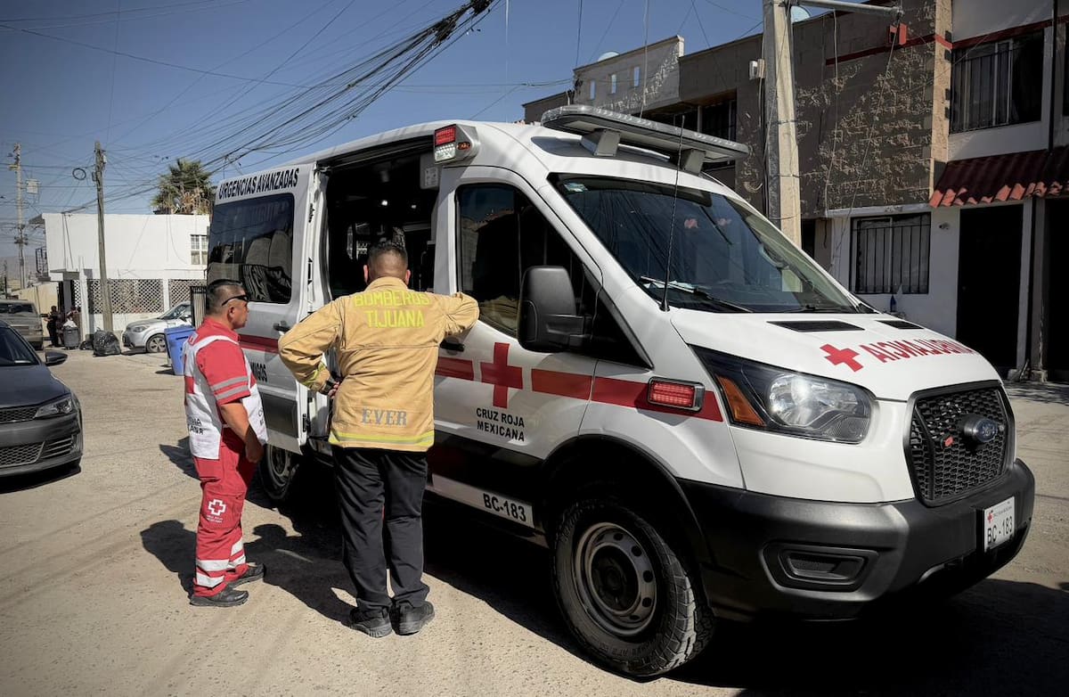 Paramédicos de Cruz Roja atendieron al conductor del vehículo tras el accidente registrado en Cañadas del Florido, antes de trasladarlo a un hospital. Foto: Cortesía / Border Zoom