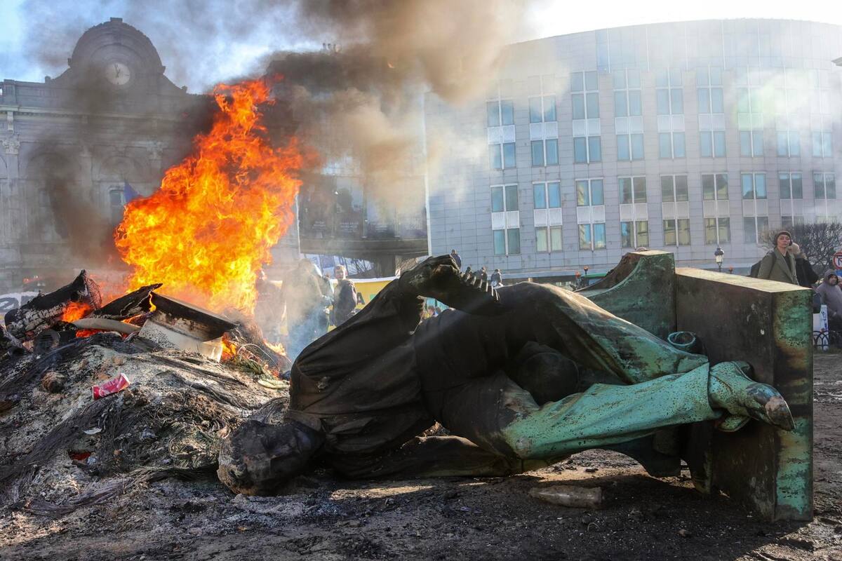 Agricultores de Europa suben tono de sus protestas: derriban e incendian estatua frente a Eurocámara