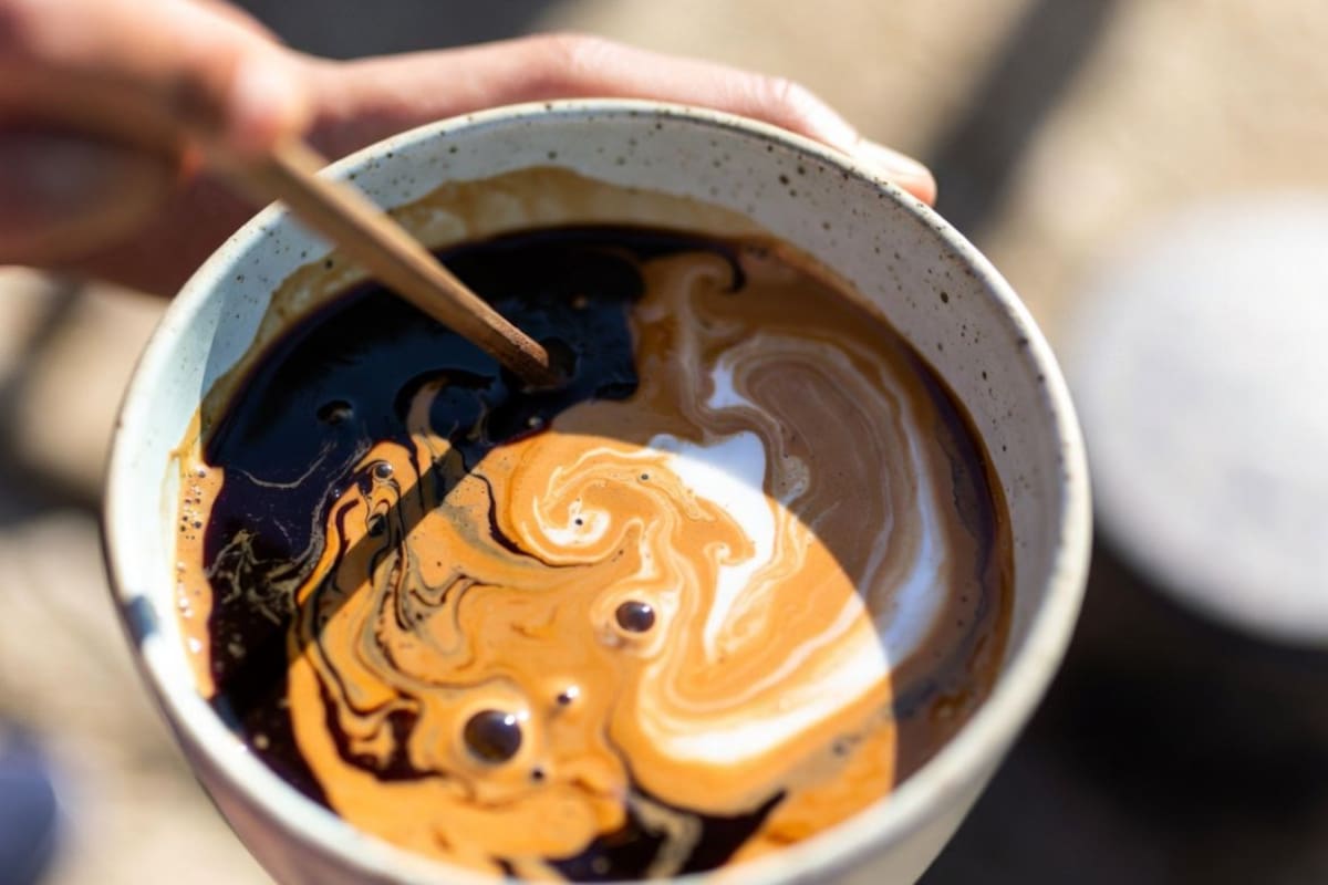 Café con acondicionador: el remedio natural que muchas mujeres utilizan para ayudar a cubrir las canas sin tintes tradicionales