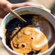 El remedio con café para ocultar canas sin tintes