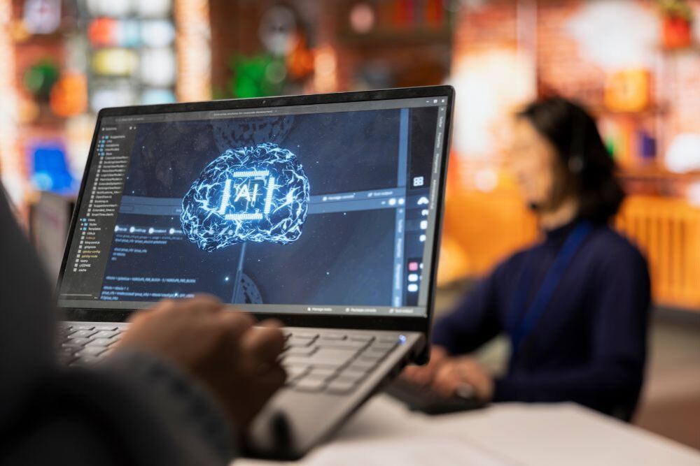Debido al riesgo que pudiera representar la vulnerabilidad de sistemas informáticos, la inteligencia impide el hackeo y otras actividades. | Foto: Magnific