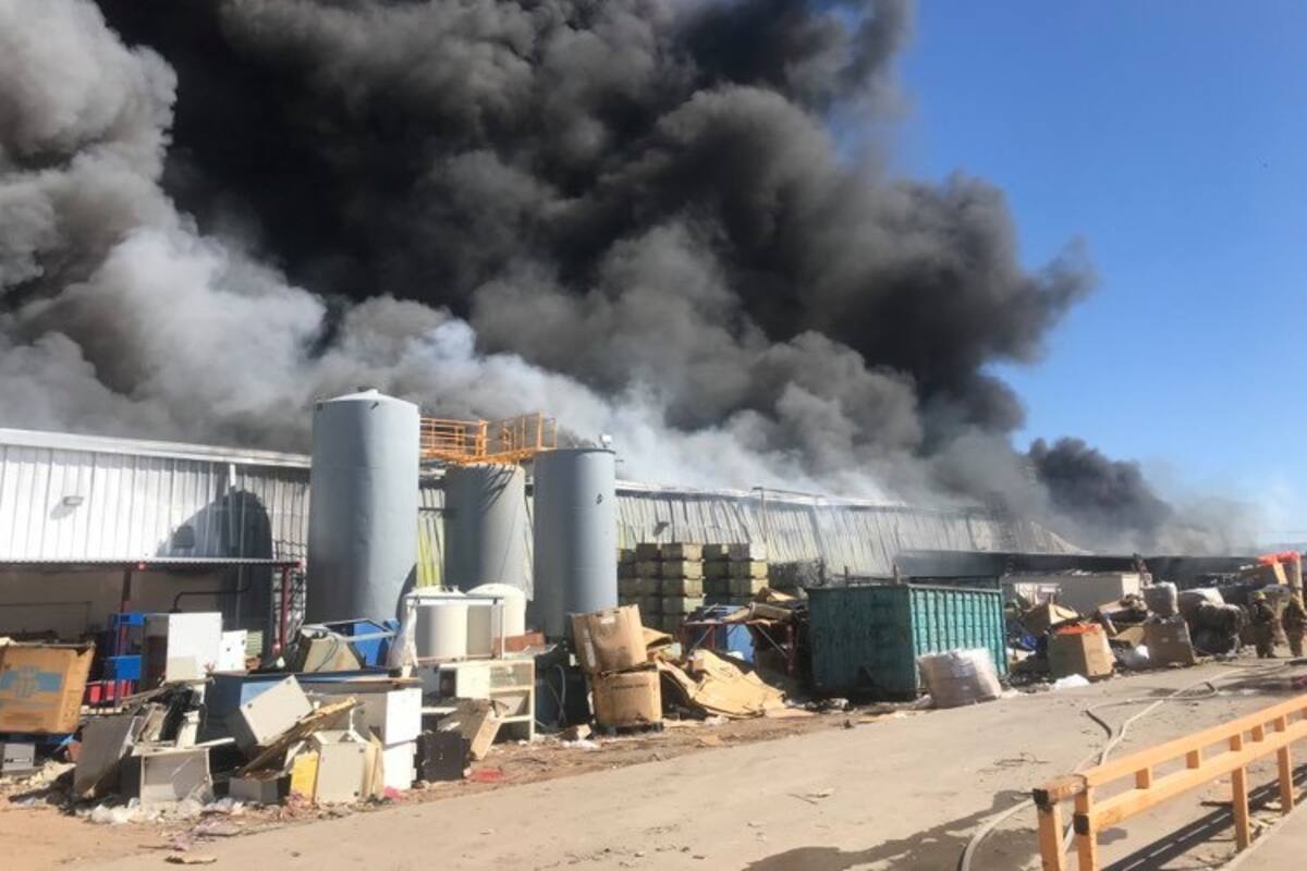 Se incendia recicladora en Nogales y columna de humo se ve desde casi toda la ciudad