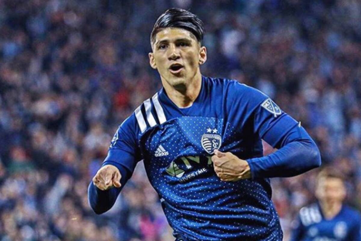 Alan Pulido en controversia otra vez por grabar mientras conduce a exceso de velocidad