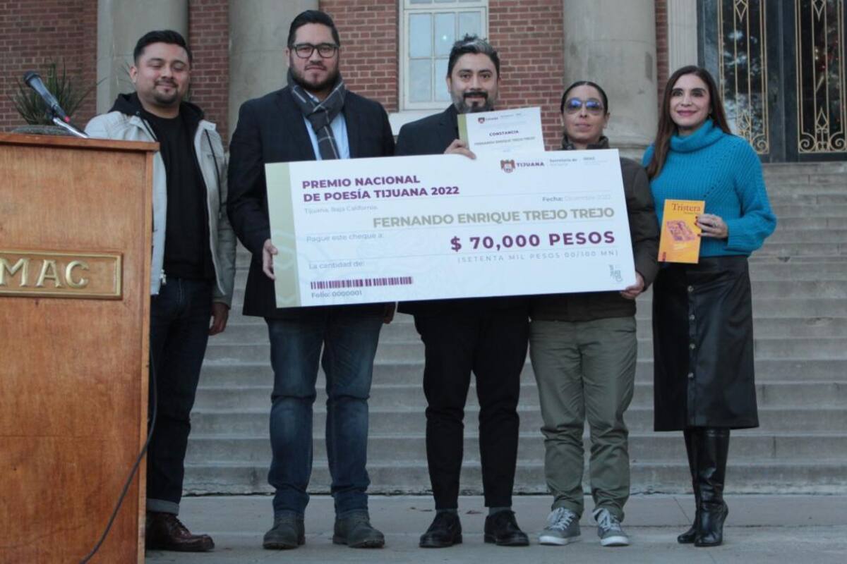 Fernando Trejo recibe el Premio Nacional de Poesía Tijuana 2022