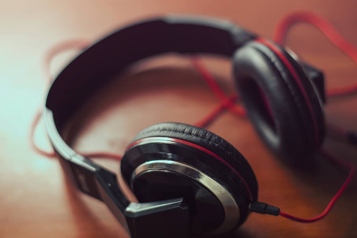 ¿Cómo usar audifonos de forma segura? Así se puede evitar la pérdida auditiva